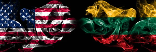 Сполучені Штати Америки, США проти Литви, Литовський фон абстрактна концепція світу курить прапори. — стокове фото