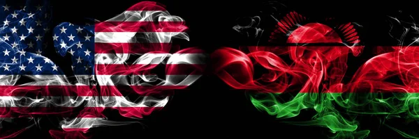 Spojené státy americké, USA vs Malawi, Malawina pozadí abstraktní koncepce mír kuřáky vlajky. — Stock fotografie