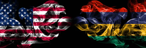 Estados Unidos de América, Estados Unidos vs Mauricio, Mauricio fondo abstracto concepto paz fuma banderas . — Foto de Stock