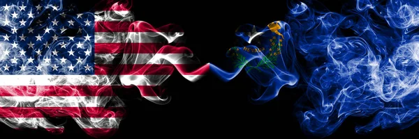 Estados Unidos de América, Estados Unidos vs Nevada fondo abstracto concepto paz fuma banderas . — Foto de Stock