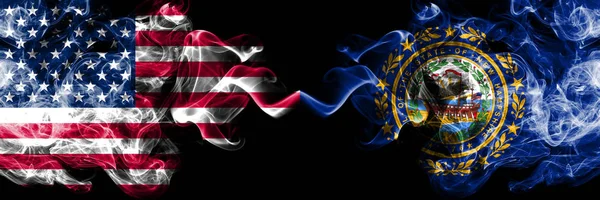 Amerikai Egyesült Államok, USA vs New Hampshire állami háttér absztrakt koncepció béke dohányzik zászlók. — Stock Fotó