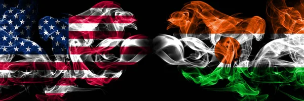États-Unis d'Amérique, États-Unis vs Niger, Nigérian background abstract concept peace smokes flags . — Photo