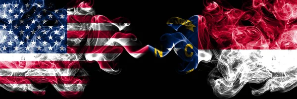 Ηνωμένες Πολιτείες της Αμερικής, ΗΠΑ vs Βόρεια Καρολίνα κρατική φόντο αφηρημένη αντίληψη ειρήνη καπνίζει σημαίες. — Φωτογραφία Αρχείου