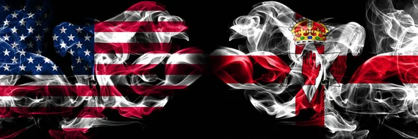 Ηνωμένες Πολιτείες της Αμερικής, ΗΠΑ vs Βόρεια Ιρλανδία φόντο αφηρημένη αντίληψη ειρήνη καπνίζει σημαίες. — Φωτογραφία Αρχείου