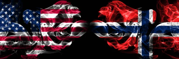 Estados Unidos de América, Estados Unidos vs Noruega, fondo noruego concepto abstracto paz fuma banderas . —  Fotos de Stock