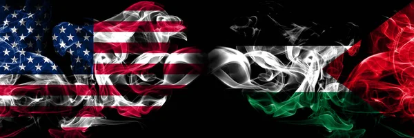 Estados Unidos da América, EUA vs Palestina, fundo palestino conceito abstrato paz fuma bandeiras . — Fotografia de Stock