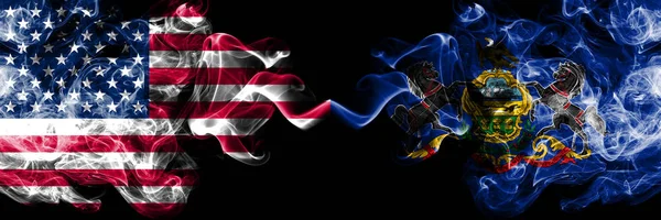 Сполучені Штати Америки, США Vs Пенсільванія стан фону абстрактна концепція світу курить прапори. — стокове фото