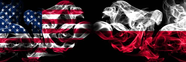 Stany Zjednoczone Ameryki, USA vs Polska, polski streszczenie koncepcja pali flaga. — Zdjęcie stockowe