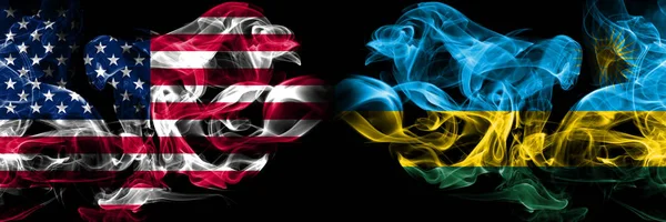 Estados Unidos da América, EUA vs Ruanda, Ruanda fundo abstrato conceito paz fuma bandeiras . — Fotografia de Stock