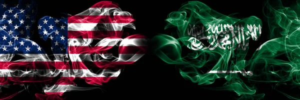 Ηνωμένες Πολιτείες της Αμερικής, ΗΠΑ vs Σαουδική Αραβία, αραβικό φόντο αφηρημένη αντίληψη ειρήνη καπνίζει σημαίες. — Φωτογραφία Αρχείου