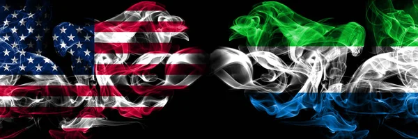 Estados Unidos da América, EUA vs Serra Leoa fundo abstrato conceito paz fuma bandeiras . — Fotografia de Stock