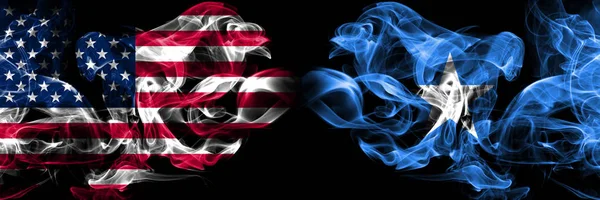 Ηνωμένες Πολιτείες της Αμερικής, Ηνωμένες Πολιτείες vs Σομαλία, Σομαλιανός φόντο αφηρημένη αντίληψη ειρήνη καπνίζει σημαίες. — Φωτογραφία Αρχείου