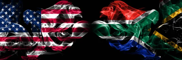 Amerikai Egyesült Államok, USA vs Dél-Afrika, afrikai háttér absztrakt koncepció béke dohányzik zászlók. — Stock Fotó