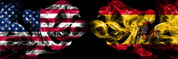 Соединенные Штаты Америки, США против Испании, испанский фон абстрактная концепция мира курит флаги . — стоковое фото