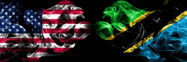Vereinigte Staaten von Amerika, USA vs Tansania, tansanischer Hintergrund abstraktes Konzept Frieden raucht Flaggen. — Stockfoto