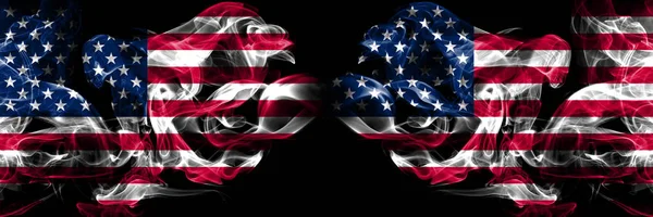 Estados Unidos de América, Estados Unidos vs Estados Unidos de América, fondo americano concepto abstracto paz fuma banderas . — Foto de Stock