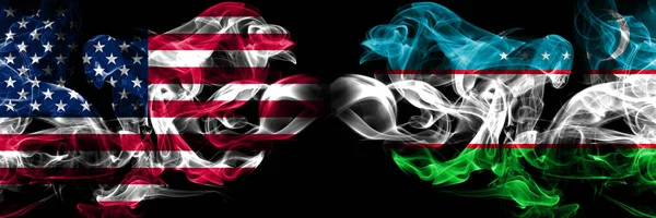 Соединенные Штаты Америки, США против Узбекистана, узбекский фон абстрактная концепция мира курит флаги . — стоковое фото