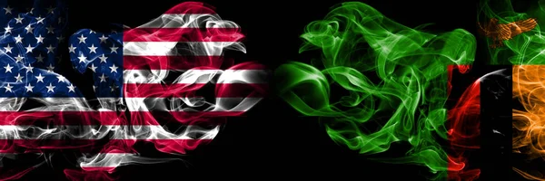 Spojené státy americké, USA vs Zambie, zambijská abstraktní koncepce mírová Smokea vlajky. — Stock fotografie