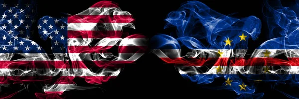 Сполучені Штати Америки, США проти Кабо-Верде Довідкова абстрактна концепція світу курить прапори. — стокове фото
