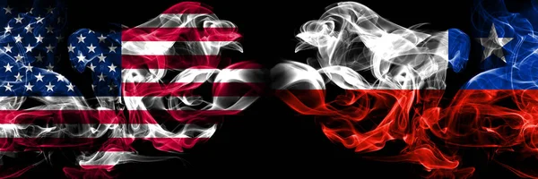 Amerikas förenta stater, USA vs Chile, chilenska bakgrund abstrakt begrepp fred röker flaggor. — Stockfoto