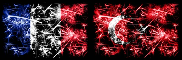 프랑스, 프랑스, 터키, 터키의 반짝이는 불꽃놀이 컨셉과 아이디어 플래그 — 스톡 사진