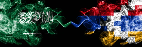 Suudi Arabistan Krallığı vs Artsakh dumanlı mistik bayraklar yan yana yerleştirilir. Arapça, Arap ve Karabağ kalın renkli ipeksi duman bayrakları — Stok fotoğraf