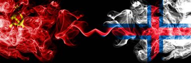 Komünist vs Faroe Adaları soyut dumanlı mistik bayraklar yan yana yerleştirilir. Komünizm ve Faroe Adaları kalın renkli ipeksi duman bayrakları