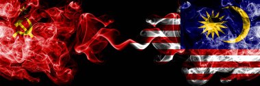 Malezya 'ya karşı komünistler, yan yana yerleştirilmiş soyut dumanlı mistik bayraklar. Kalın renkli duman bayrakları Komünizm ve Malezya, Malezya