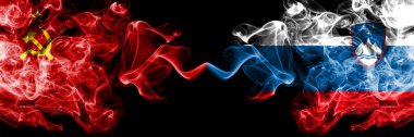 Komünist Slovenya 'ya karşı, Slovenya soyut dumanlı mistik bayraklar yan yana yerleştirildi. Kalın renkli duman bayrakları Komünizm ve Slovenya, Slovenya