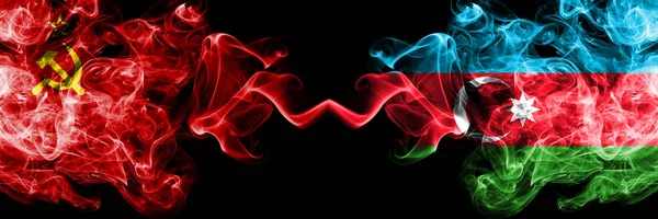 Comunista vs Azerbaijão, Azerbaijão bandeiras místicas fumegantes abstratas colocadas lado a lado. Bandeiras de fumo sedoso de cor grossa do comunismo e Azerbaijão, Azerbaijão — Fotografia de Stock