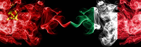 Comunista vs Italia, banderas místicas ahumadas abstractas italianas colocadas lado a lado. Banderas de humo sedoso de color grueso del comunismo e Italia, italiano — Foto de Stock