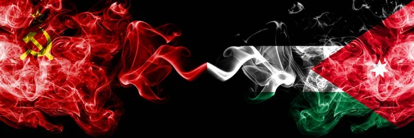 共产主义对约旦，约旦抽象烟熏神秘旗帜并排放置。共产主义和约旦，约旦的厚彩色丝质烟旗 — 图库照片
