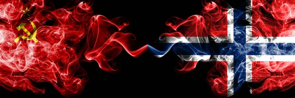 Kommunista vs Norvégia, norvég elvont füstös misztikus zászlók egymás mellett. Sűrű színű selymes füst zászlók a kommunizmus és Norvégia, Norvég — Stock Fotó