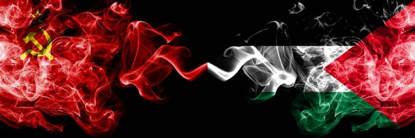 Comunista vs Palestina, abstrato palestino bandeiras místicas fumegantes colocados lado a lado. Bandeiras de fumo sedoso de cor grossa do comunismo e da Palestina, Palestina — Fotografia de Stock