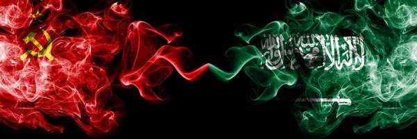 Kommunistiska vs Saudiarabien, arabiska abstrakta rökiga mystiska flaggor placerade sida vid sida. Tjock färgad silkeslen rök flaggor kommunism och Saudiarabien, Arabien — Stockfoto