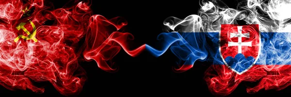 Комуністи проти Словаччини, словацькі абстрактні димові містичні прапори розміщені пліч-о-пліч. Товсті коричневі прапори диму комунізму та Словаччини, словаки — стокове фото