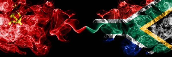 Comunista vs Sudáfrica, banderas místicas ahumadas abstractas africanas colocadas una al lado de la otra. Banderas de humo sedoso de color grueso del comunismo y Sudáfrica, África — Foto de Stock