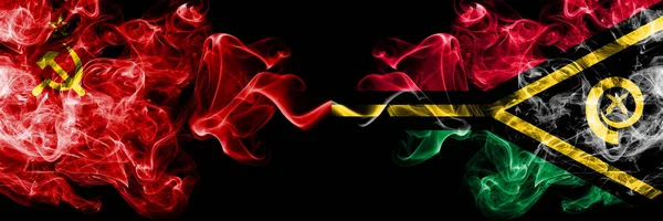 Комунізм проти Вануату абстрактний димний містичний прапор розміщений пліч-о-пліч. Товсті кольорові шовкові прапори диму комунізму і Вануату — стокове фото