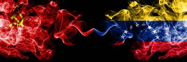 Κομμουνιστές εναντίον Βενεζουέλας, αφηρημένες καπνιστές σημαίες της Βενεζουέλας τοποθετημένες δίπλα-δίπλα. Χοντρές χρωματιστές μεταξένιες σημαίες καπνού του κομμουνισμού και της Βενεζουέλας, Βενεζουέλα — Φωτογραφία Αρχείου