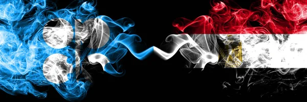 Opec vs Egitto, bandiere mistiche affumicate astratte egiziane affiancate. Fumo di seta di colore spesso bandiere di Opec ed Egitto, egiziano — Foto Stock