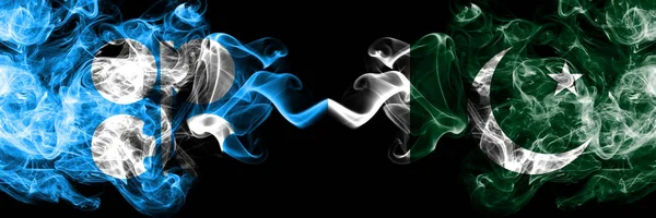 Opec vs Pakistan, Pakistaanse abstracte rokerige mystieke vlaggen naast elkaar geplaatst. Dikke gekleurde zijdeachtige rook vlaggen van Opec en Pakistan, Pakistaanse — Stockfoto