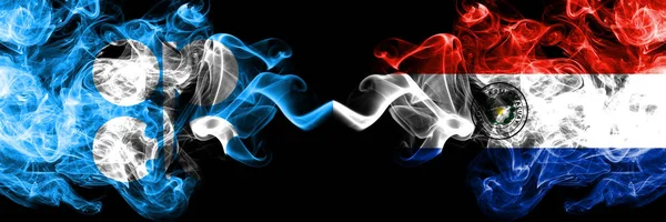 Opec vs Paraguay, drapeaux mystiques fumés abstraits du Paraguay placés côte à côte. Drapeaux de fumée soyeuse de couleur épaisse de l'Opec et du Paraguay, Paraguay — Photo