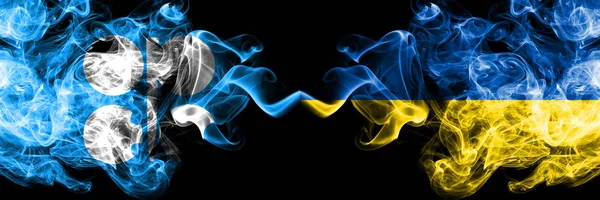 Opec对乌克兰，乌克兰抽象的烟熏神秘旗并排放置。 乌克兰Opec和乌克兰厚重的彩色丝状烟雾旗 — 图库照片