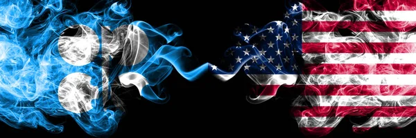Opec vs Amerikai Egyesült Államok, amerikai elvont füstös misztikus zászlók egymás mellett. Sűrű színű selymes füst zászlók Opec és az Amerikai Egyesült Államok, Amerikai — Stock Fotó