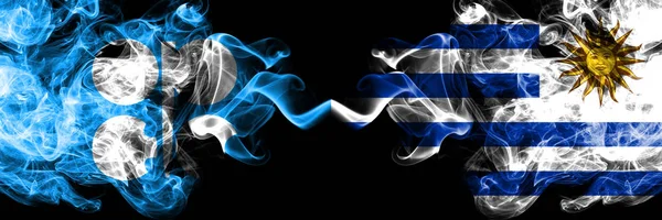 Opec vs uruguay, uruguayische abstrakte rauchige mystische Flaggen nebeneinander platziert. dicke, seidige Rauchfahnen der Opec und des Uruguay, Uruguayan — Stockfoto