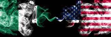 Nijerya, Amerika Birleşik Devletleri 'ne karşı. Yan yana yerleştirilmiş Amerikan soyut dumanlı mistik bayrakları. Nijerya ve Amerika Birleşik Devletleri 'nin kalın renkli dumanlı bayrakları