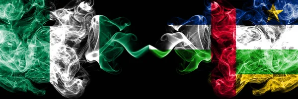 Nigeria vs République centrafricaine abstrait fumé drapeaux mystiques placés côte à côte. Drapeaux de fumée soyeuse de couleur épaisse du Nigéria et de la République centrafricaine — Photo