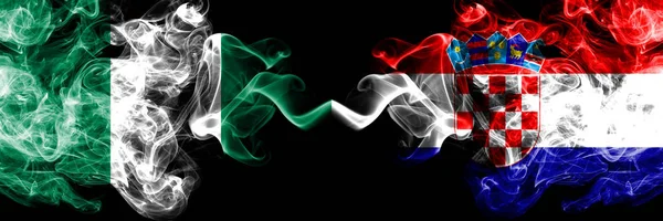 나이지리아 대크로아티아, 크로아티아 추상 연기나는 신비의 깃발 이 나란히 놓여 있다. 나이지리아와 크로아티아, 크로아티아의 짙은 색의 누르스름 한 연기 깃발 — 스톡 사진