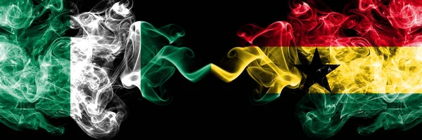 Nigeria vs Ghana, bandiere mistiche fumose astratte ghanesi affiancate. Bandiere di fumo spesse colorate e setose di Nigeriana e Ghana, Ghana — Foto Stock