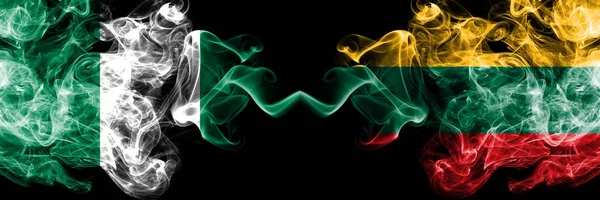 Nigeria vs Litauen, litauiska abstrakta rökiga mystiska flaggor placerade sida vid sida. Tjock färgad silkeslen rök flaggor nigerianska och Litauen, litauiska — Stockfoto